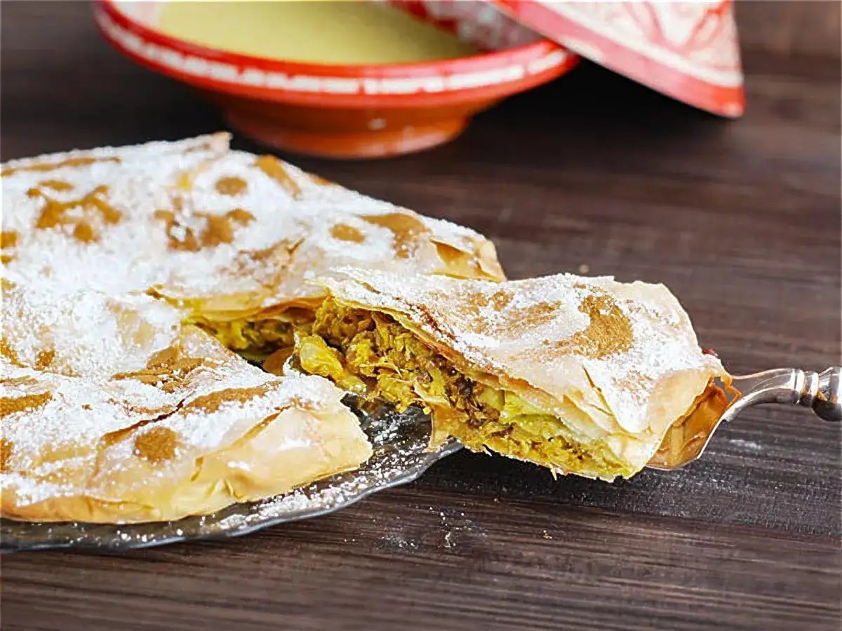Deliciosa pastela marroqui, crujiente por fuera y rellena de un sabroso guiso, espolvoreada con az&uacute;car glas y canela.