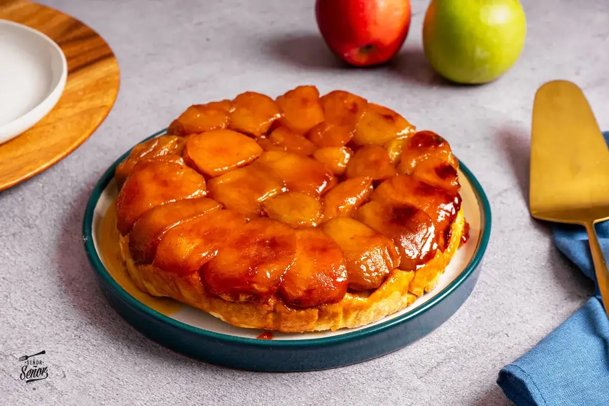Tarta Tatin casera, con manzanas caramelizadas y masa dorada. Una delicia para compartir.