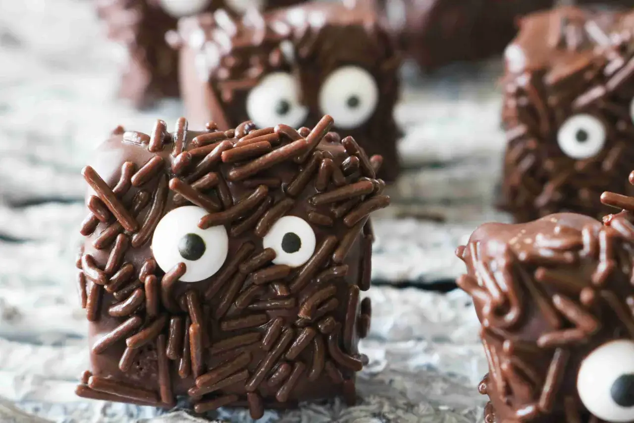 Brownies de chocolate cubiertos con chispas y ojos de caramelo, perfectos para un brownie halloween.