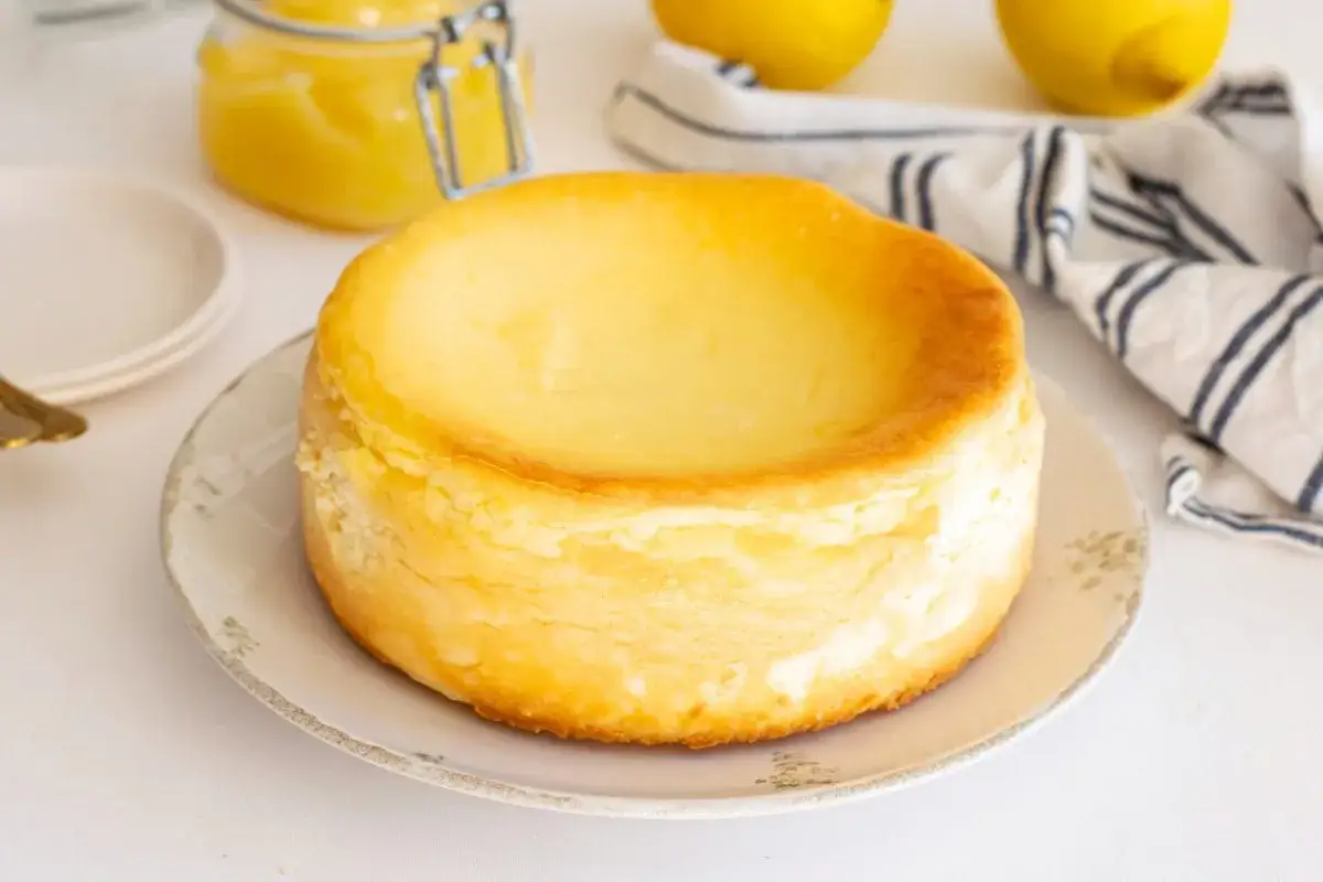 Tarta de queso y lim&oacute;n al horno, dorada y cremosa, lista para disfrutar.