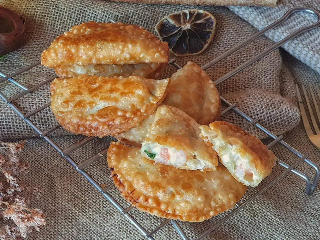 Deliciosas empanadillas de gambas doradas y crujientes, rellenas de jugosos camarones y una cremosa salsa. Un bocado perfecto.