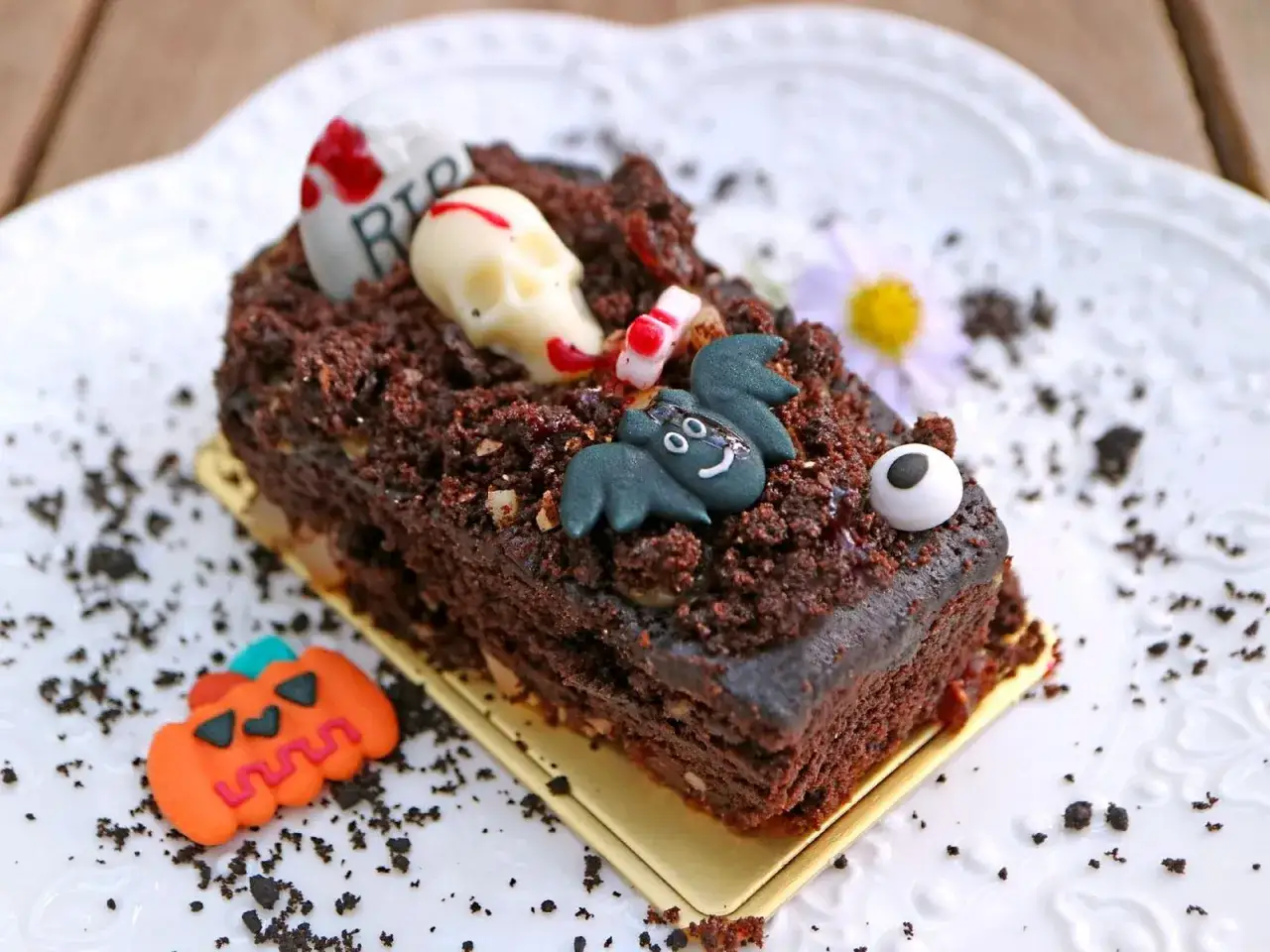 Pastel de chocolate con decoración de Halloween: calavera, murciélago y lápida. ¡Tartas de Halloween originales para asustar y deleitar!