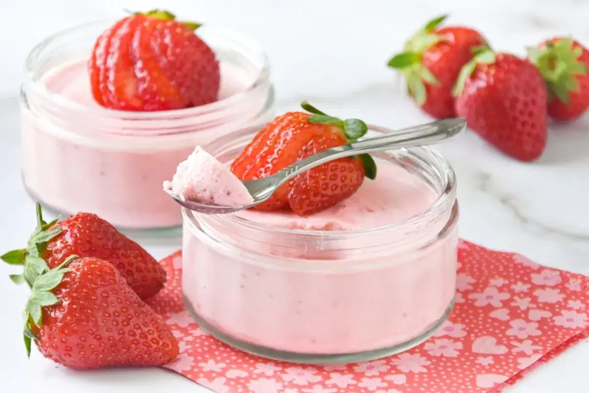 Delicioso postre con fresas, cremoso y adornado con fresas frescas. &iexcl;Una delicia para los sentidos!