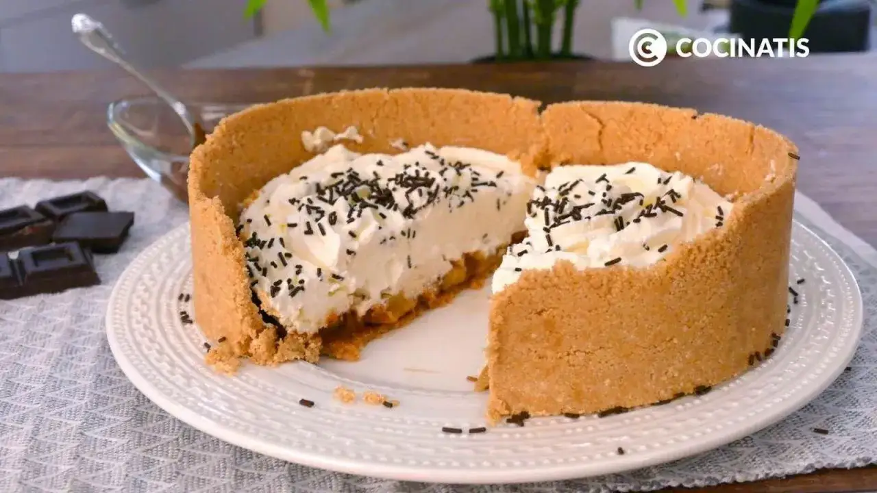 Deliciosa banoffee tarta con base crujiente, pl&aacute;tano, dulce de leche y nata, espolvoreada con virutas de chocolate.