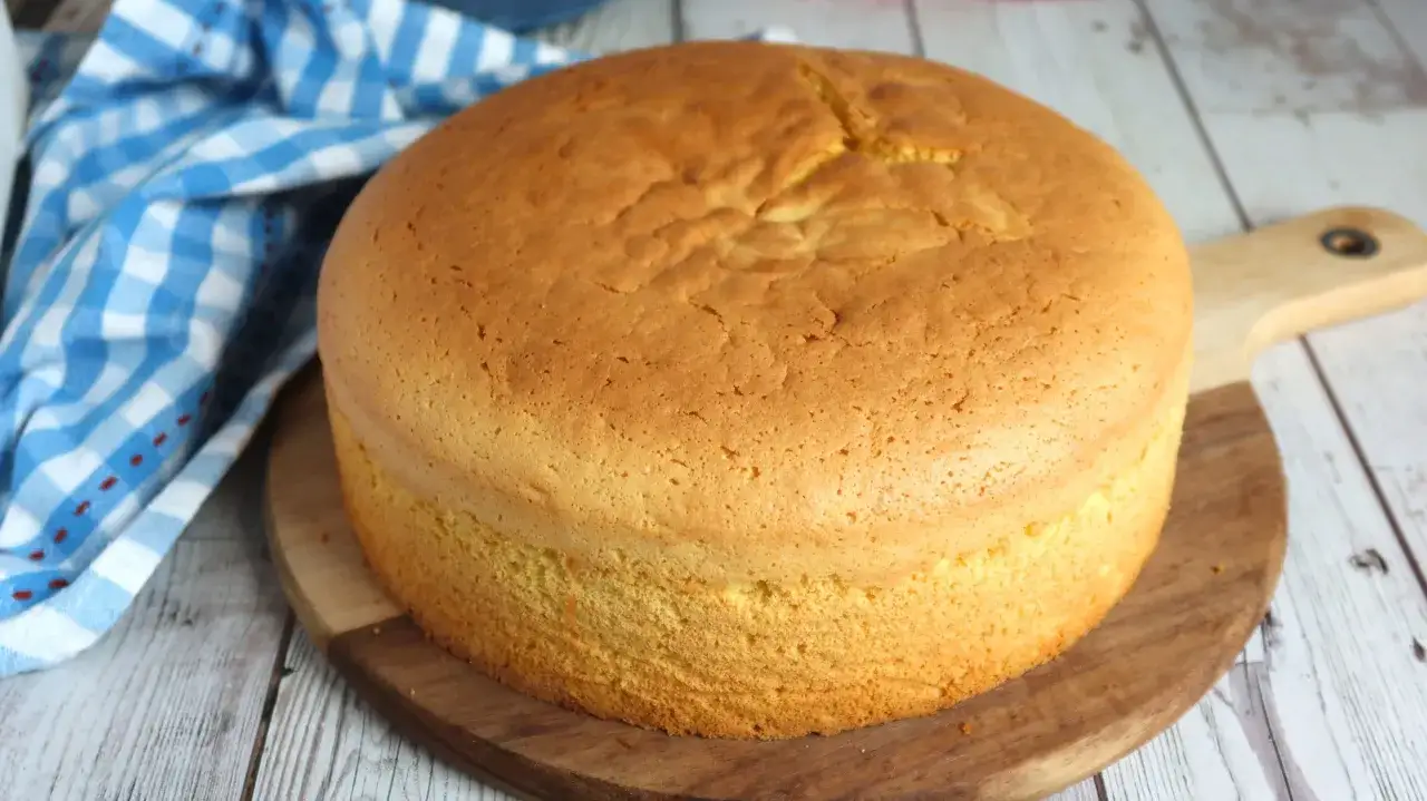 Bizcocho sin gluten dorado y esponjoso, listo para decorar. Un placer para todos los paladares.