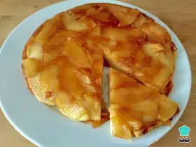 Delicioso postre con manzanas sin horno, con trozos de manzana caramelizada y canela sobre una base dorada.