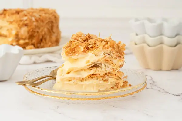 Deliciosa tarta napoleón, con capas crujientes de hojaldre y crema pastelera, lista para ser disfrutada.
