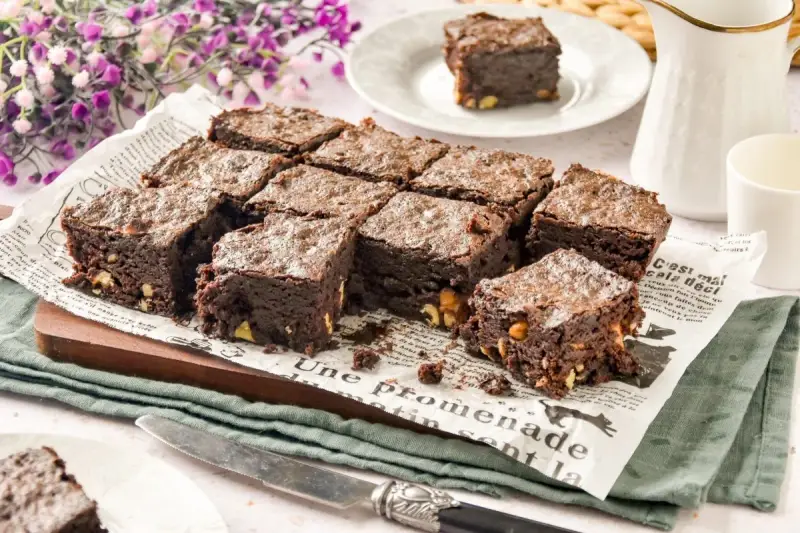 Deliciosos trozos de brownie microondas, recién hechos y listos para disfrutar.