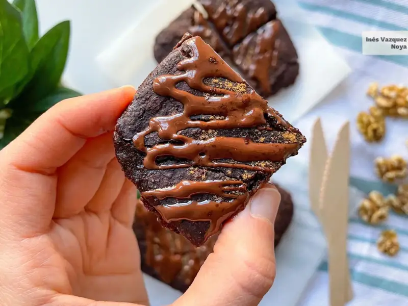 Delicioso brownie de calabaza cubierto con glaseado de chocolate y espolvoreado con canela. ¡Perfecto para un postre otoñal!