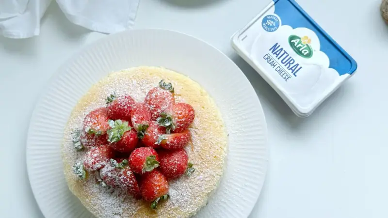 Delicioso japanese cheese cake cubierto de fresas y azúcar glas. ¡Perfecto para un postre ligero!